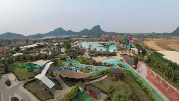 Vista geral de cima para o Parque Aquático do Ramayana. Tailândia — Vídeo de Stock