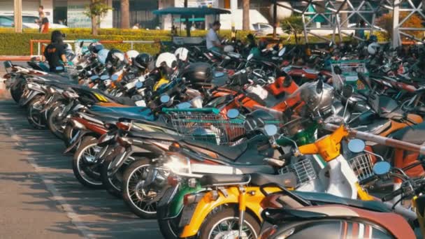 Motor op de Parking in Thailand in de buurt van het winkelcentrum — Stockvideo