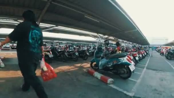 Rider motorcykel på parkering i Thailand nära shoppingcentret — Stockvideo