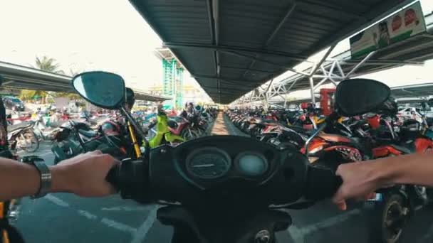 Jízda na motocyklu na parkování v Thajsku nedaleko nákupního centra — Stock video