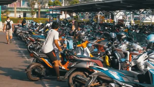 Μηχανάκι για το χώρο στάθμευσης στην Ταϊλάνδη, κοντά στο εμπορικό κέντρο — Αρχείο Βίντεο