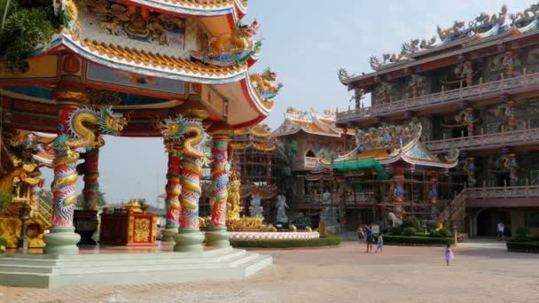 De architectuur van de Chinese Bangsaen van de tempel in Thailand. — Stockvideo