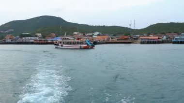Adası Koh Larne üzerinden bırakan feribotuna görüntüleyin. Tayland. Pattaya