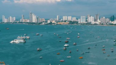 Üstten Görünüm gemiler ve deniz araçları zevk yelken Siam Körfezi içinde. Pattaya. Tayland