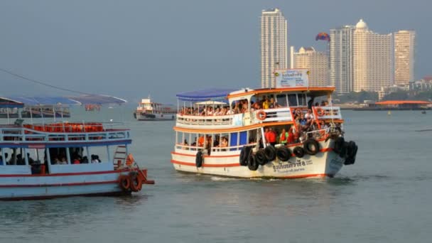 Traghetto turistico con passeggeri naviga via mare per l'isola di Koh Larn. Thailandia. Pattaya — Video Stock