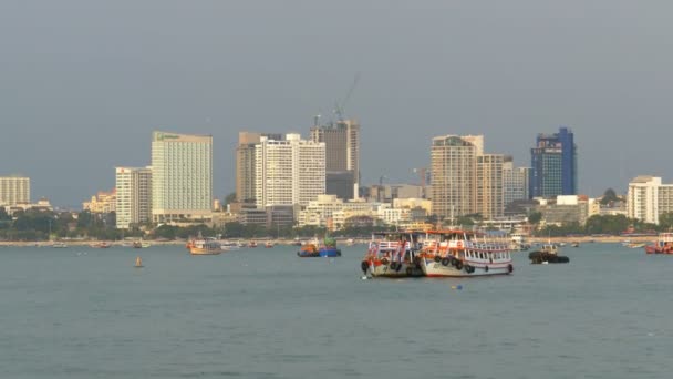 De nombreux bateaux et bateaux de tourisme sont sur la jetée dans le port de Pattaya. Thaïlande — Video