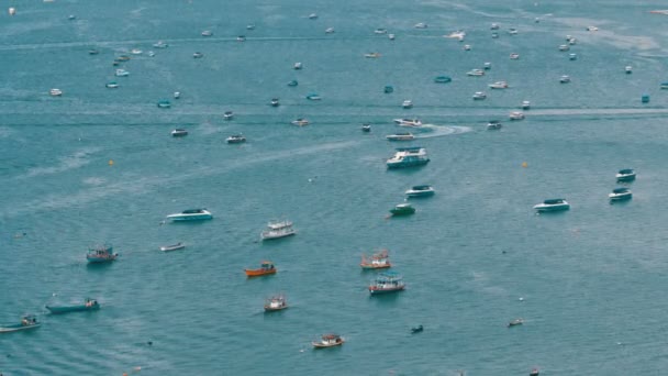 Vista superior de muchos barcos flotantes y barcos de placer en el mar. Tailandia. Pattaya — Vídeo de stock