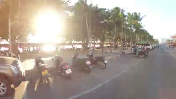 ジョムティエンのアジア築堤沿いのバイクに乗っています。タイ。パタヤ — ストック動画
