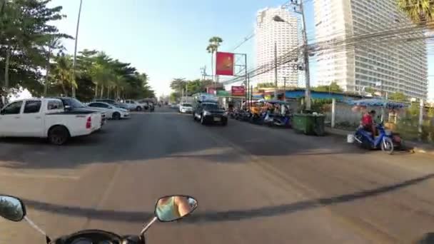 Rider på en motorcykel längs asiatiska banvallen av Jomtien. Thailand. Pattaya — Stockvideo