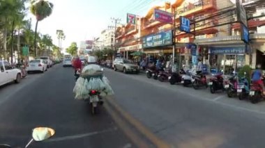 Tarih boyunca Jomtien Asya setin bir motosiklet sürme Pov görünümü. Tayland. Pattaya