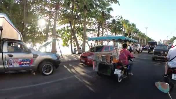 Lovaglás egy motorkerékpár, Jomtien ázsiai töltésén mentén. Thaiföld. Pattaya — Stock videók