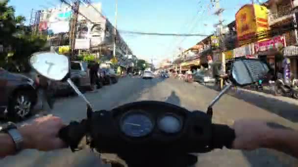 Rider på en motorcykel längs den asiatiska vägtrafiken. Thailand, Pattaya — Stockvideo