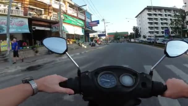 在亚洲道路交通沿线骑摩托车的视角。泰国, 芭堤雅 — 图库视频影像