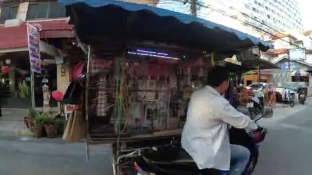Rijden op een motorfiets langs de Aziatische dijk van Jomtien. Thailand. Pattaya — Stockvideo