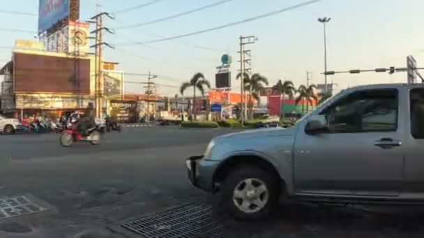 Großer Verkehrsfluss am Scheideweg Asiens. Zeitraffer. Thailand, Pattaya — Stockvideo