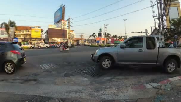 Stort flöde av vägtrafiken skall trafiken vid korsningen av Asien. Timelapse. Thailand, Pattaya — Stockvideo
