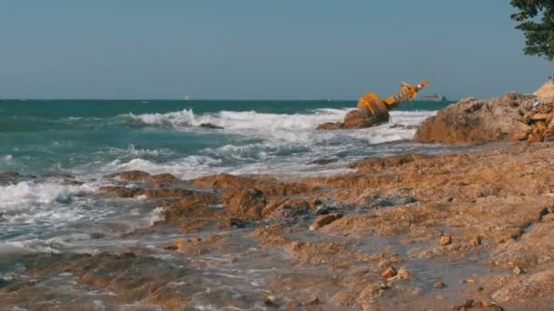 Stary zardzewiały żółta boja leży na brzegu plaża skalista. Tajlandia. Pattaya. Asia — Wideo stockowe