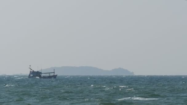 Fiske båt seglar på Storm vågor i havet. Thailand, Pattaya — Stockvideo