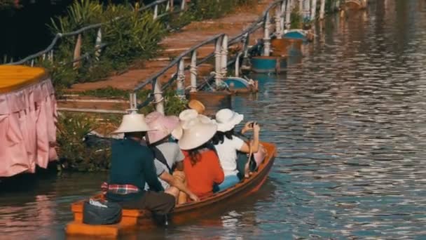Pattaya úszó piac. Kis turisztikai fából készült hajó halad, a víz mentén. Thaiföld — Stock videók