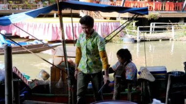 Yüzen Pattaya Pazarı. Küçük bir teknede bir kadın satıcı yemek hazırlıyor. Tayland