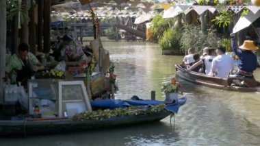 Pattaya Suüstü Pazarı. Küçük turistik ahşap tekne su hareketli. Tayland