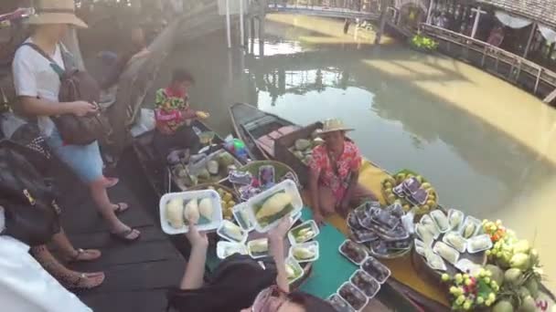Ázsiai eladó a kis hajó, a gyümölcsök és zöldségek eladja az árut. Pattaya úszó piac — Stock videók