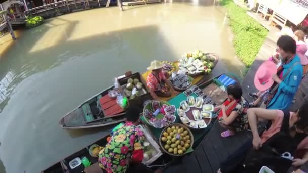 Vendeur asiatique sur un petit bateau avec des fruits et légumes vend les marchandises. Marché flottant de Pattaya — Video