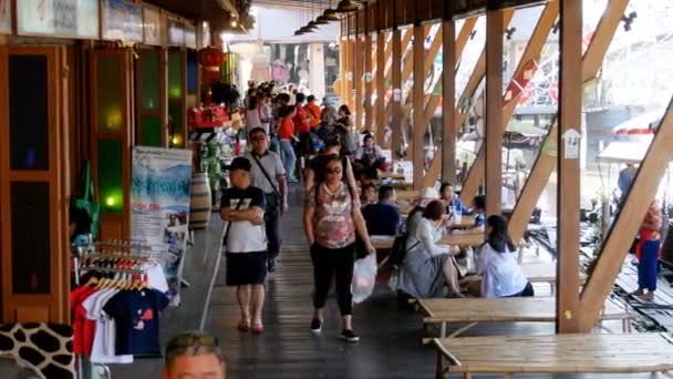 Los turistas caminan en un mercado flotante de Pattaya. Un lugar popular para los turistas. Tailandia — Vídeos de Stock