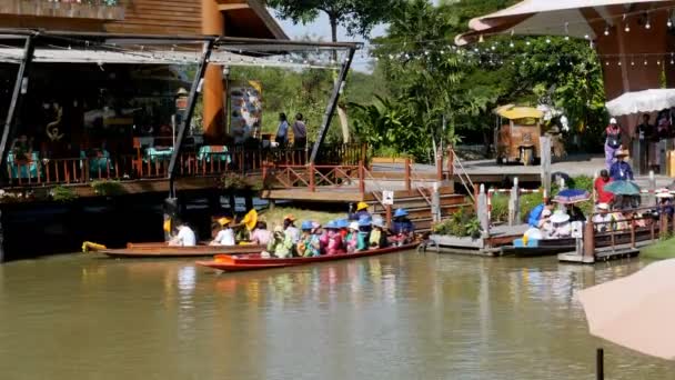 Pattaya Mercado Flutuante. Barco de madeira turística pequena que se move ao longo da água. Tailândia — Vídeo de Stock