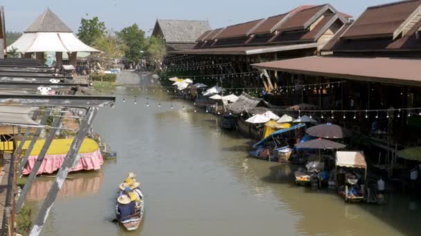 Pattaya Floating Market. Small Tourist Wooden Boat moving along the water. Thailand — Stock Video