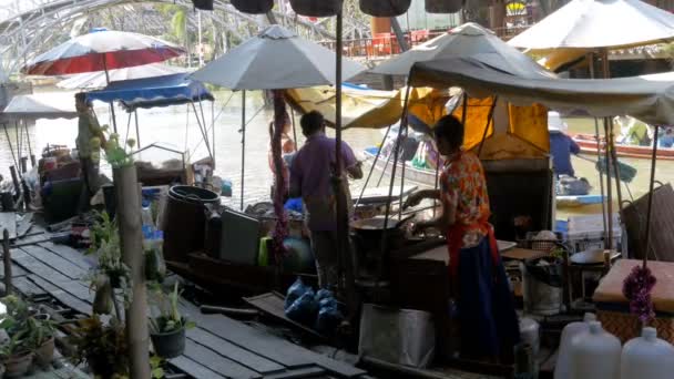 パタヤ水上マーケット。水にボート上で商品を販売してください。タイ、アジア — ストック動画
