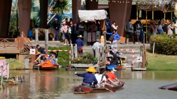 Plovoucí trh Pattaya. Malé turistické dřevěný člun pohybující se podél vody. Thajsko — Stock video