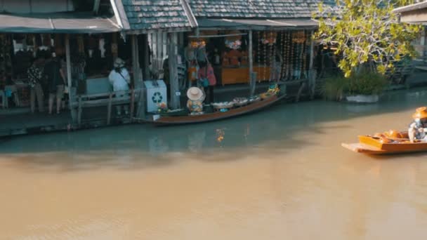 Pattaya Floating Market. Piccola barca turistica in legno che si muove lungo l'acqua. Tailandia — Video Stock