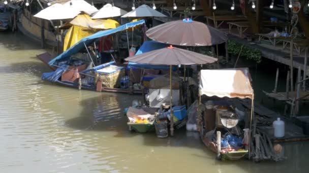 Mercado flotante de Pattaya. Vendedores con mercancías en barcos en el agua. Tailandia, Asia — Vídeos de Stock