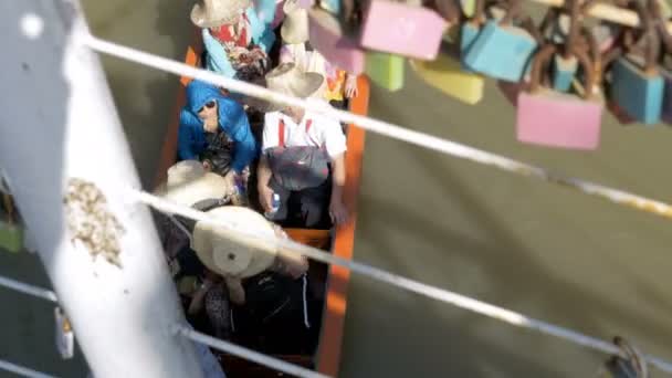 芭堤雅浮动市场。旅游木船沿水移动。泰国、亚洲 — 图库视频影像