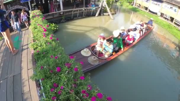 Pattaya Mercado Flutuante. Barco de madeira turística pequena que se move ao longo da água. Tailândia — Vídeo de Stock