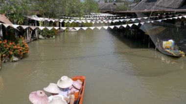 Pattaya Suüstü Pazarı. Küçük turistik ahşap tekne su hareketli. Tayland