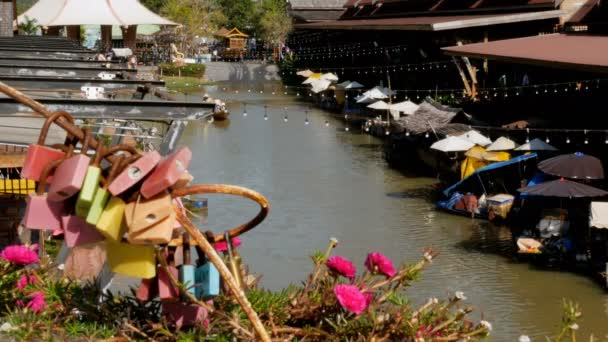 Plovoucí trh Pattaya. Turistické dřevěný člun pohybující se podél vody. Thajsko, Asie — Stock video
