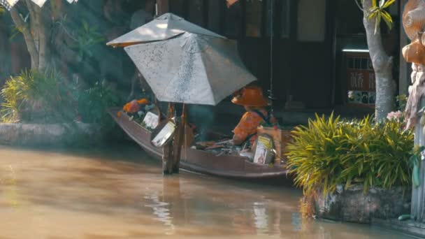 Паттайя плавучого ринку. Жінка-продавець в невеликому катері готує їжу. Таїланд, Азії — стокове відео