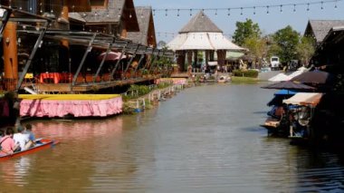 Pattaya Suüstü Pazarı. Küçük turistik ahşap tekne su hareketli. Tayland