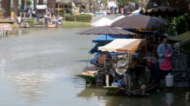 Pattaya Suüstü Pazarı. Botları suya mallarına satıcılarla. Tayland, Asya
