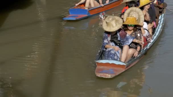 Marché flottant de Pattaya. Petit bateau en bois touristique se déplaçant le long de l'eau. Thaïlande — Video