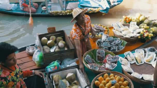 Ασιατικές πωλητής στο μικρό σκάφος με φρούτα και λαχανικά πωλεί τα αγαθά. Πλωτή αγορά της Πατάγια — Αρχείο Βίντεο