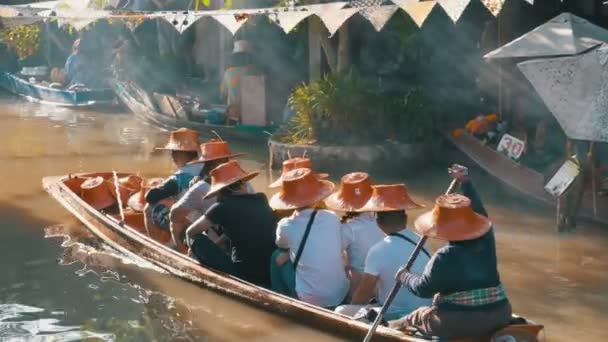 パタヤ水上マーケット。小さな観光の木製ボートを水に沿って移動します。タイ — ストック動画
