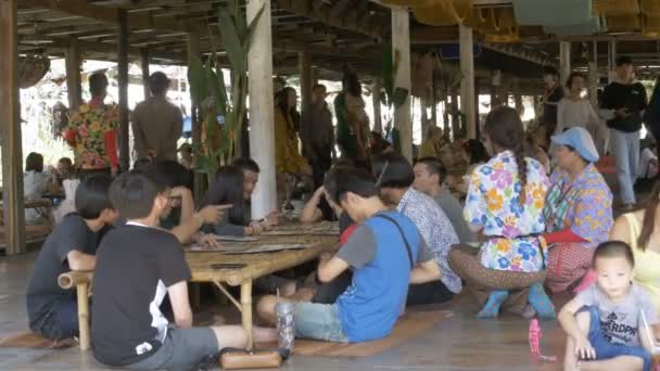 Плавучий рынок Паттайи. Азиаты сидят в кафе. Таиланд, Азия — стоковое видео