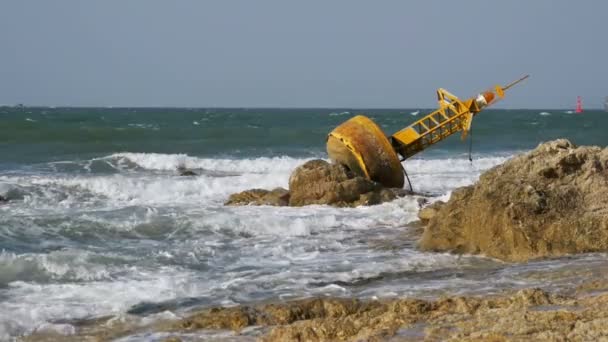 La vieja boya amarilla oxidada se encuentra en la orilla de una playa rocosa. Tailandia. Pattaya. Países Bajos — Vídeo de stock