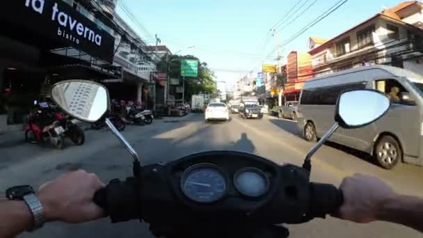 POV syn på Rider motorcykel längs den asiatiska vägtrafiken. Thailand, Pattaya — Stockvideo