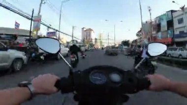 Asya trafik yol boyunca motosiklet sürme üzerinde Pov görünümü. Tayland, Pattaya