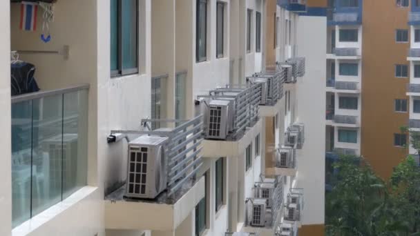 Modern emeletes épület sok Légkondicionálók az esőben — Stock videók
