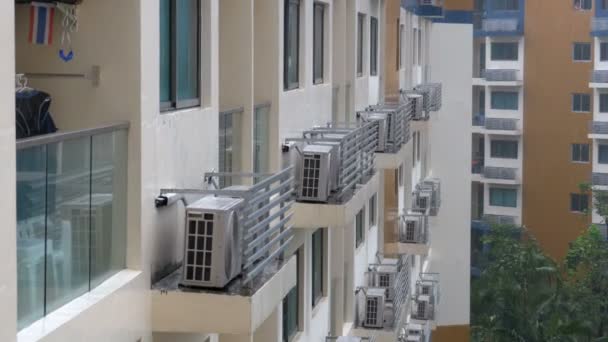 Moderno edificio de varias plantas con muchos acondicionadores de aire bajo la lluvia — Vídeos de Stock